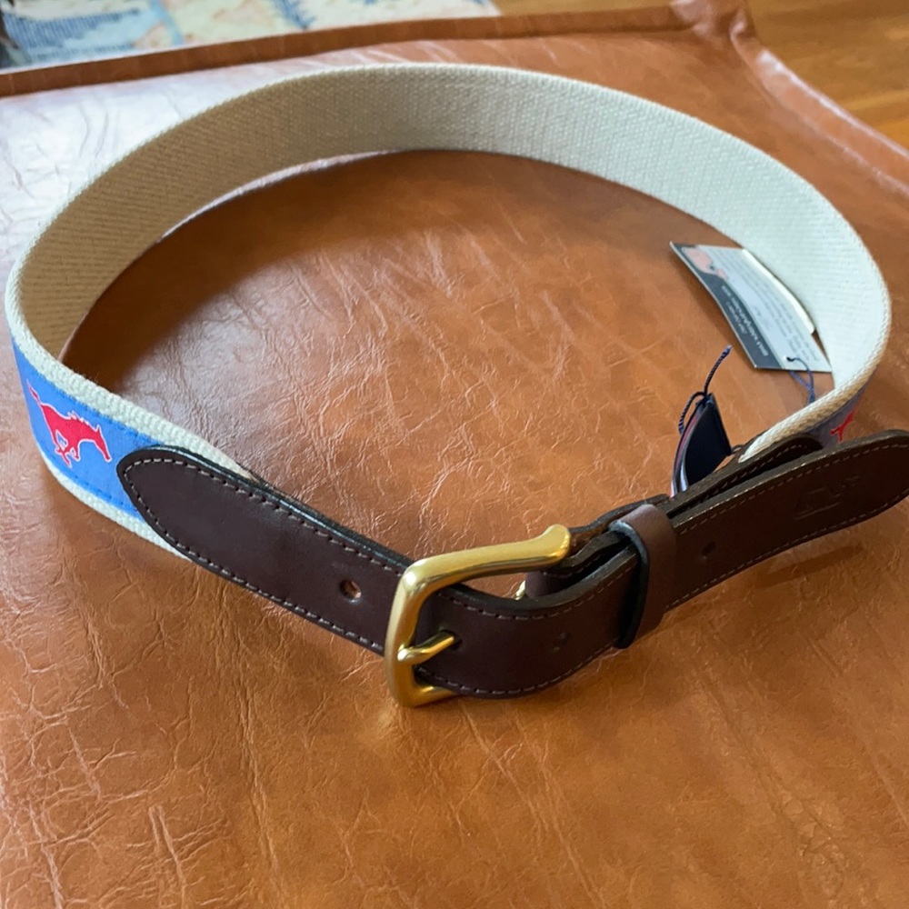 Vineyard Vines men’s collegiate belt